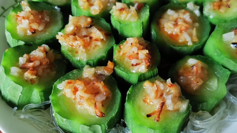 蒜蓉蒸丝瓜,翠绿的丝瓜，金黄的蒜蓉，配搭完美，吃起来带着浓浓蒜香的丝瓜，让人唇齿留香。