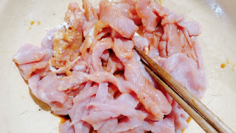 胡萝卜炒肉丝,再加入盐,食用油,<a style='color:red;display:inline-block;' href='/shicai/ 788'>生抽</a>,生粉搅拌均匀腌制入味