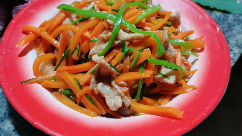 胡萝卜炒肉丝,装盘开吃啦!