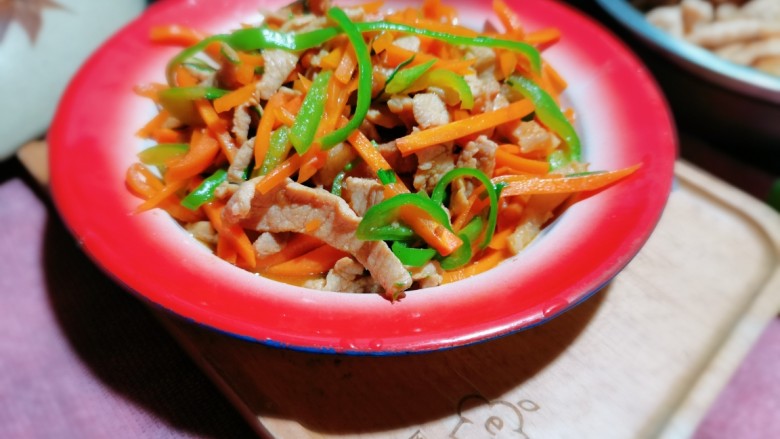 胡萝卜炒肉丝,红萝卜炒肉丝就做好了,有没有食欲呢?