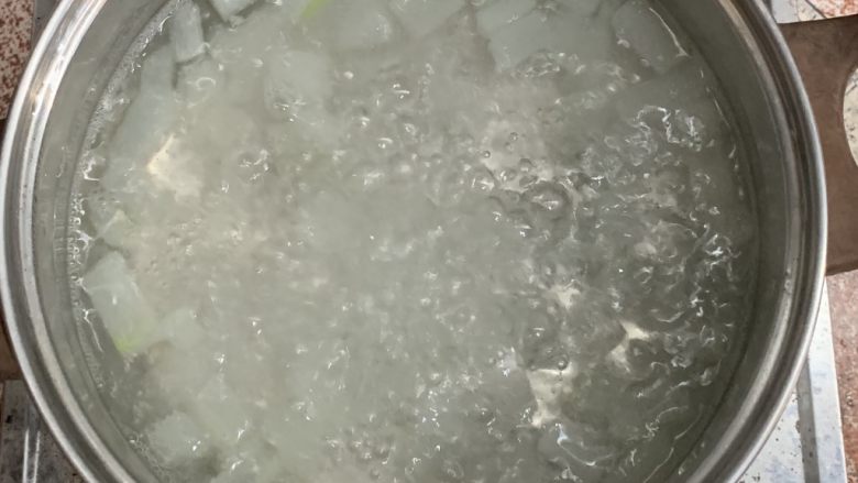 芦荟凝冻黑凉粉,加10g糖煮6分钟,我不喜欢芦荟的苦味,加糖这步骤大家看着来呗。