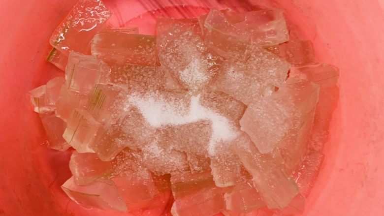 芦荟凝冻黑凉粉,放碗里放入食盐揉搓几下,会有粘液提取出来,这样做芦荟没那么苦。