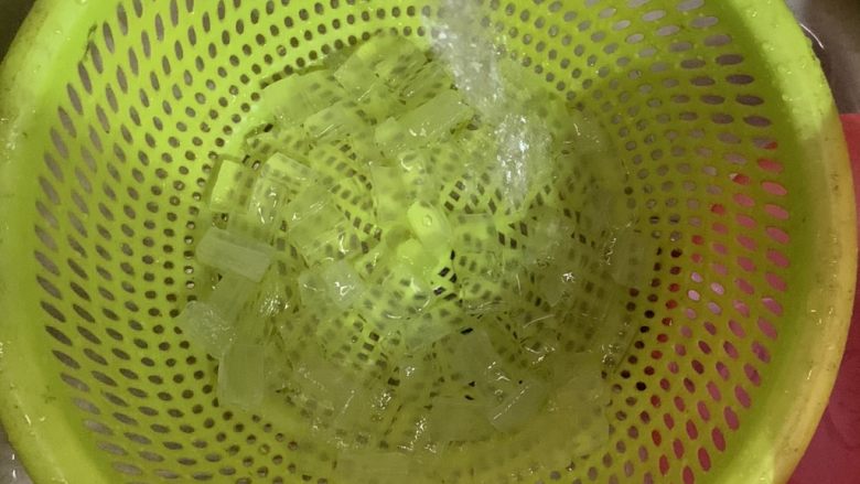 芦荟凝冻黑凉粉,用流动水冲洗干净。食盐可以分次放入然后清洗,喜欢苦味的这步骤请忽略。