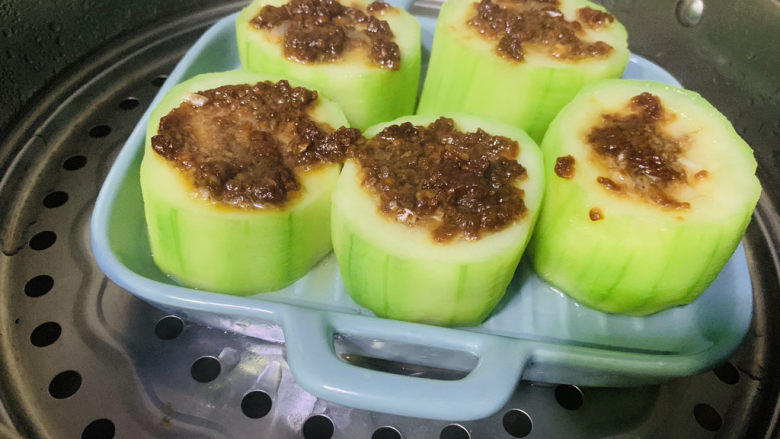 蒜蓉蒸丝瓜,变绿色,就可以出锅,不要蒸太久,太久就会很软