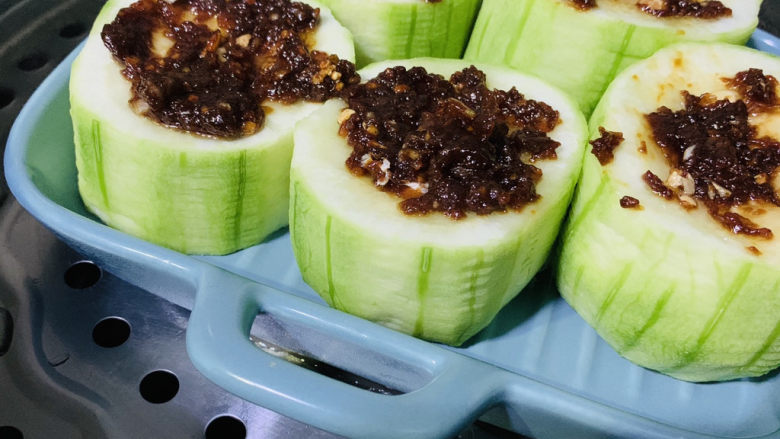 蒜蓉蒸丝瓜,蒸锅大火烧开,放蒜蓉丝瓜,大火蒸5分钟
