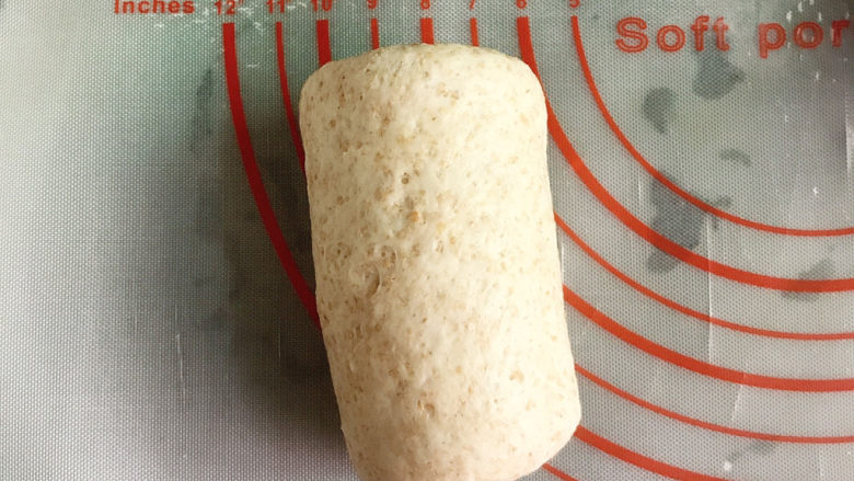 黑芝麻全麦吐司,从下往上卷,六各依次完成。