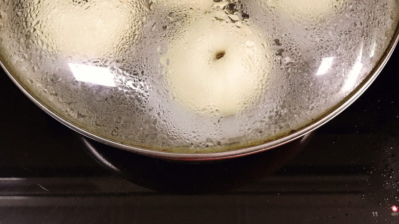小葱肉包子,放入蒸锅大火蒸12-15分钟(时间请根据包子大小调整)