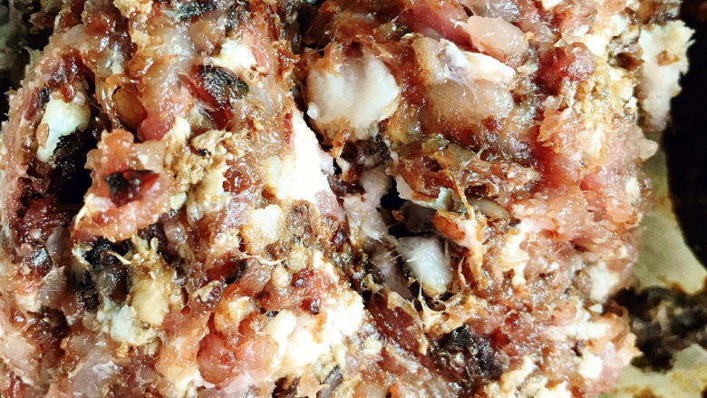 小葱肉包子,将猪肉剁成碎末,放入<a style='color:red;display:inline-block;' href='/shicai/ 762'>老抽</a>、盐拌匀