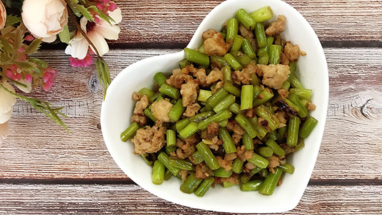 肉末炒蒜苔,装盘食用。