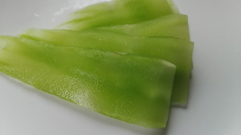 清炒莴笋丝,将莴笋切成薄片