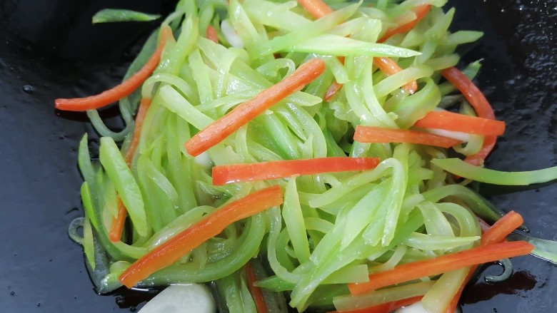 清炒莴笋丝,最后放入红椒丝翻炒至断生即可