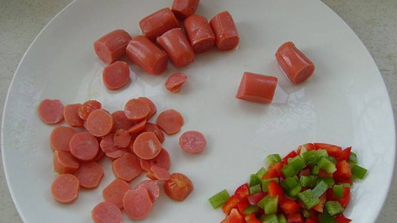 新奥尔良风味鸡肉披萨,烤肠一部分切片,剩余切去头尾