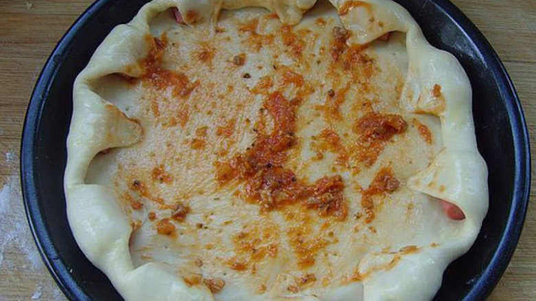 新奥尔良风味鸡肉披萨,在扎好孔的面皮上均匀的抹上<a style='color:red;display:inline-block;' href='/shicai/ 46963'>披萨酱</a>料,放入预热180°的烤箱中烤10分钟后取出