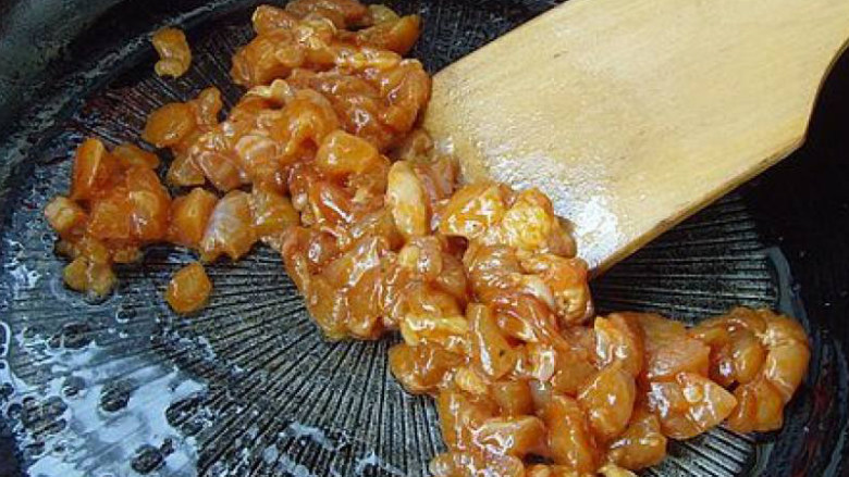 新奥尔良风味鸡肉披萨,原锅倒入少许油,将腌好的鸡肉丁炒至变色