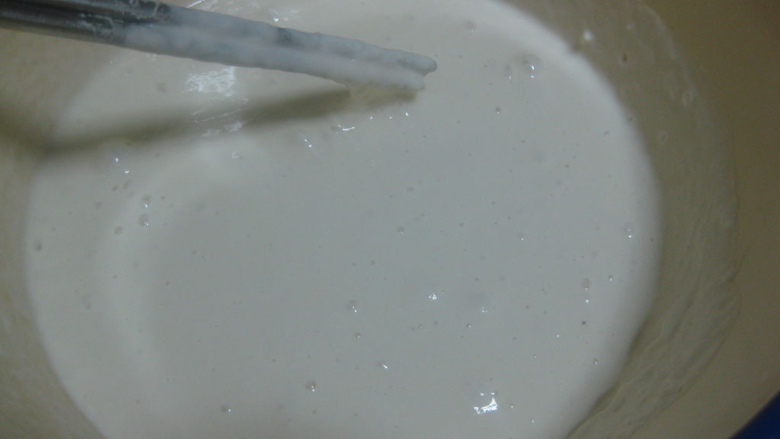 凉皮,直至面糊变得顺滑,没有面疙瘩,这个时间大约需要十几分钟。