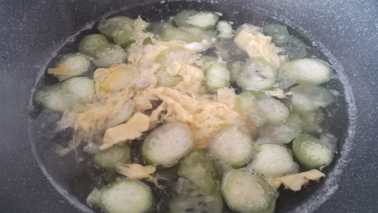 丝瓜蛋汤,用勺子轻轻推动一下,不要让蛋液粘到锅底上。