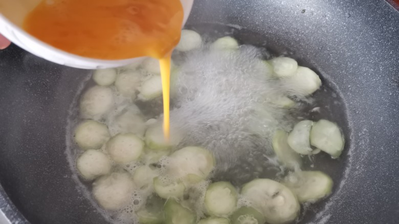 丝瓜蛋汤,锅里保持小火微沸的状态,把打散的鸡蛋液慢慢的倒入锅中。