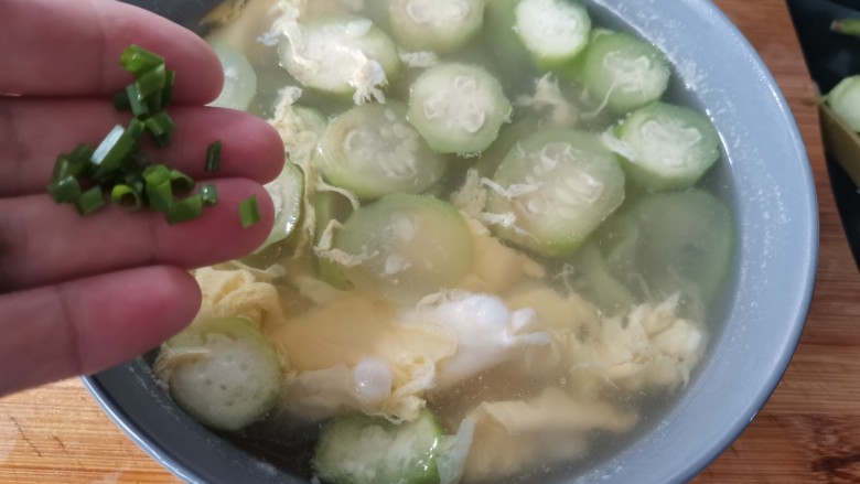 丝瓜蛋汤,切,好的葱花撒摘丝瓜蛋汤上做点缀。这样既有葱香味,能增加食欲也好看。
