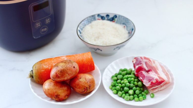 花肉土豆焖饭,首先备齐所有的食材。