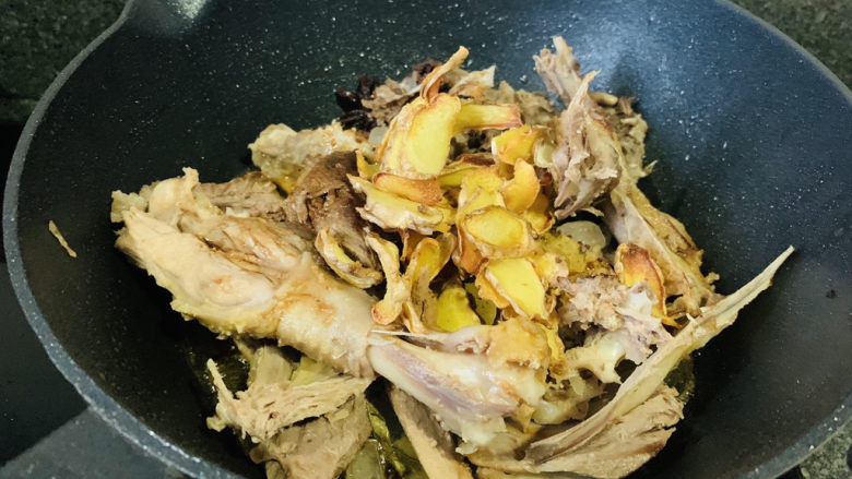 姜母鸭,加入姜片,炒均匀调料
