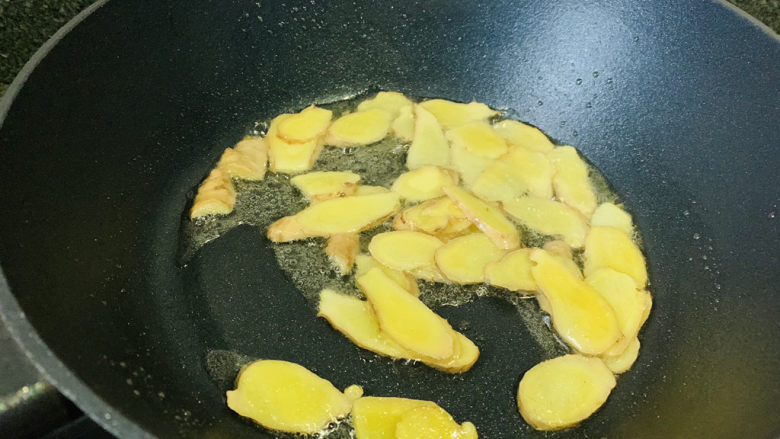 姜母鸭,锅加食用油,油要稍微多些,加入姜片
