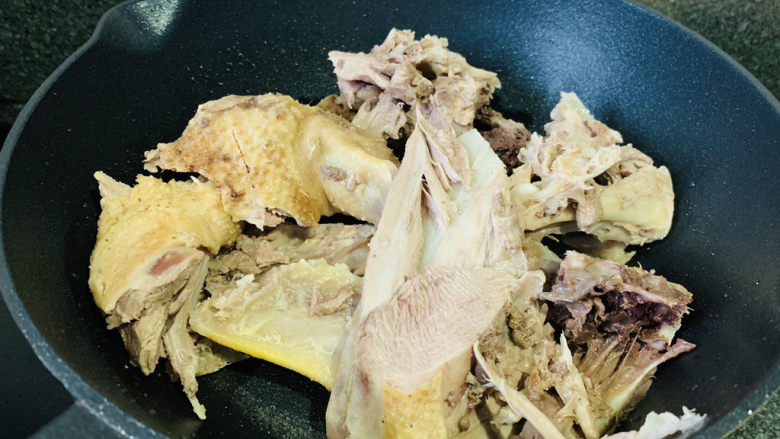 姜母鸭,加入鸭肉,中火煸炒