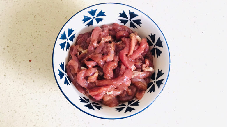 胡萝卜炒肉丝,用手抓揉均匀,静置半个小时,使之腌制入味
