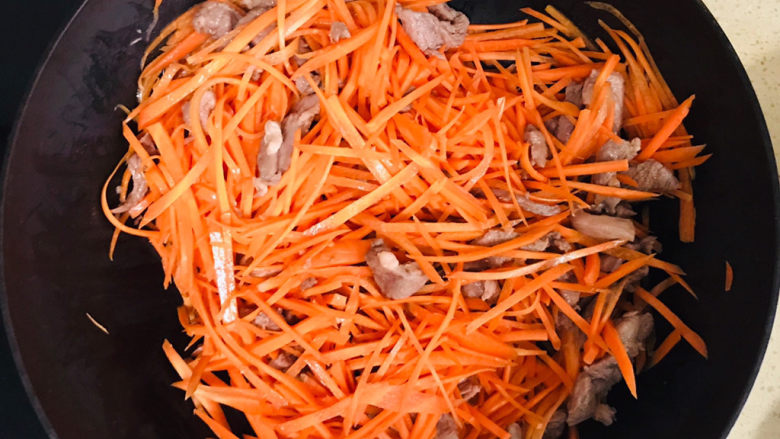 胡萝卜炒肉丝,一起翻炒,不停地煸炒