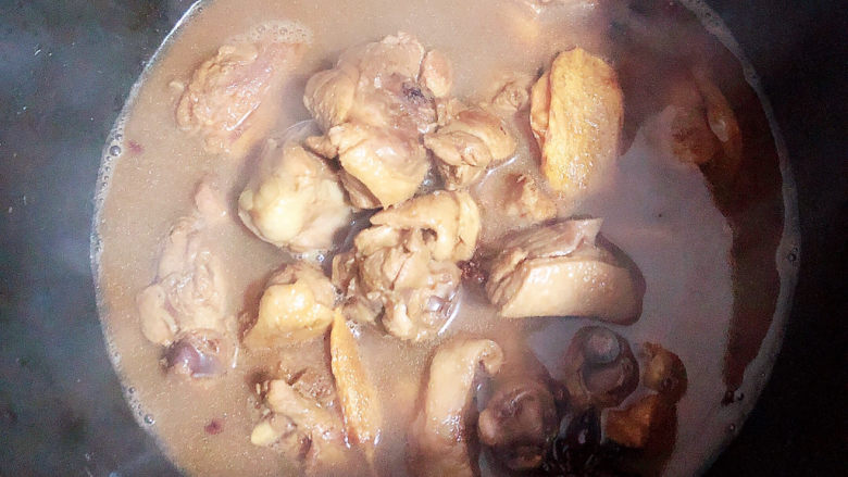 姜母鸭,将鸭肉放入高压锅中。压40分钟,将鸭肉煮熟。