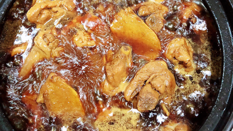 姜母鸭,压熟鸭肉后,倒入小砂锅中,收汁。