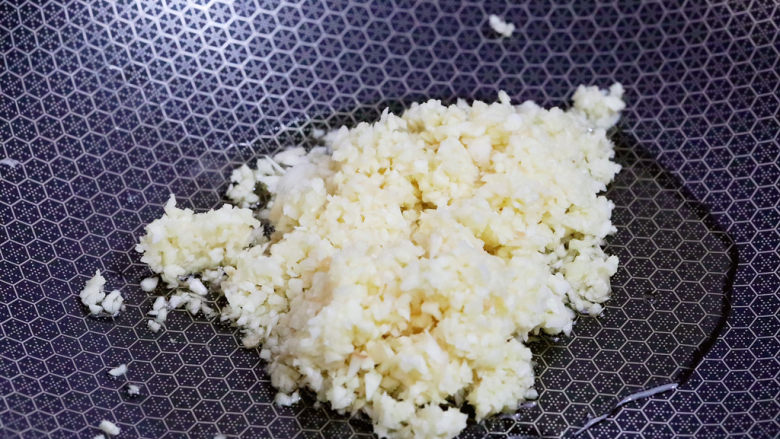 蒜蓉粉丝虾,锅中倒入适量的食用油烧热,放入蒜末爆香