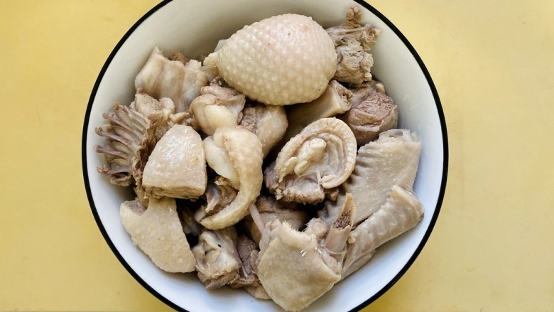 姜母鸭,鸭肉焯水后捞出沥干水份备用,或用厨房纸吸干表层水分