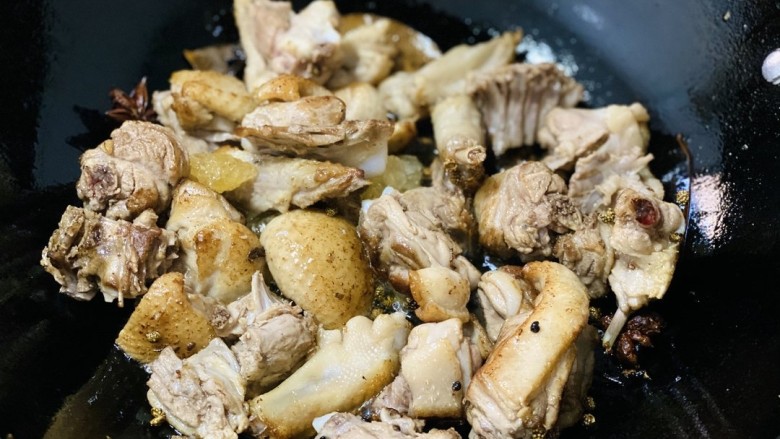 姜母鸭,较肥的鸭皮可以贴近锅底,煸出鸭油,炒至表皮焦黄