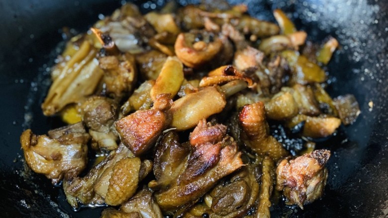 姜母鸭,烧开后转小火炖煮,至快干但不粘锅,则刚刚好,(若是老鸭子时间加长,水要没过食材)