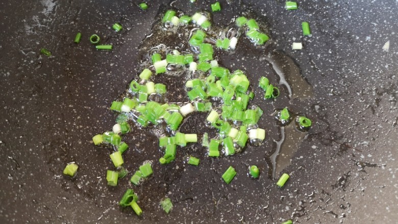 丝瓜蛋汤,炒锅内倒一点点食用油烧热,下入葱花炝香。