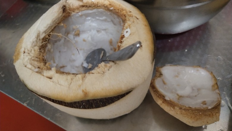 玉米椰子炖鸡火锅,鸡肉用清水浸泡1个小时左右去除血水,<a style='color:red;display:inline-block;' href='/shicai/ 606'>椰子</a>打开椰汁过滤,椰肉取出备用