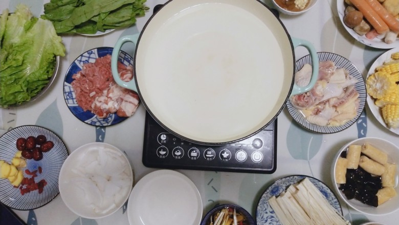 玉米椰子炖鸡火锅,将所有需要的食材准备好,鸡肉选用文昌鸡或者清远鸡最好,煮出的鸡汤更好喝