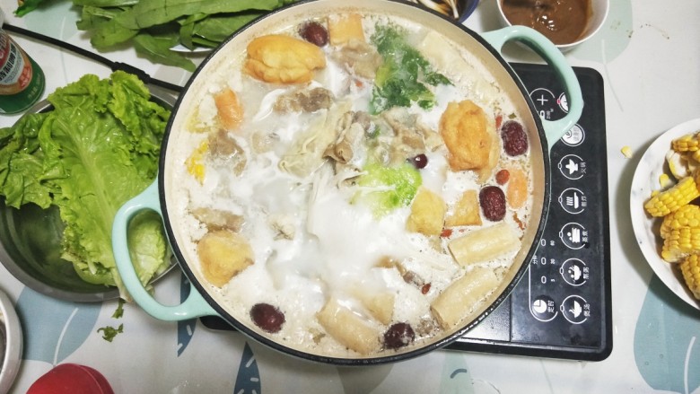 玉米椰子炖鸡火锅,开锅后我又加了一包牛奶,汤汁变成乳白色,带有淡淡的奶香,不喜欢的朋友可以不加