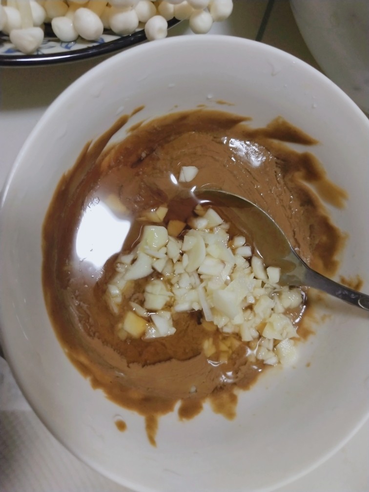 玉米椰子炖鸡火锅,还有一种蘸料是沙茶酱,我实在是没买到,用了麻酱,能买到沙茶酱的朋友一定要试试
麻酱蘸料:麻酱,蒜末,耗油,醋,盐,清水