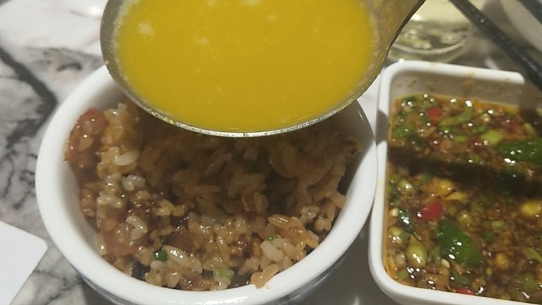 玉米椰子炖鸡火锅,这个图是我在饭店吃的时候拍的,那次点的是金汤花胶海参锅,也很不错,每次去我们除了火锅还会点一份煲仔饭(我前面有关于家常煲仔饭的做法),自己在家也可以做一份
有锅巴的煲仔饭会比较硬,煲仔饭拌好后倒入一勺火锅汤,吃起来咸香可口,米饭就不会因为太硬噎得慌了