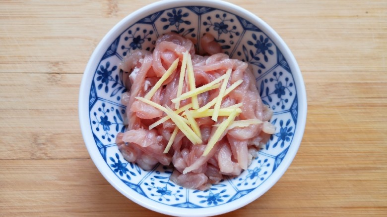 胡萝卜炒肉丝,<a style='color:red;display:inline-block;' href='/shicai/ 2800'>生姜</a>切成丝,和肉丝一起放入小碗里。