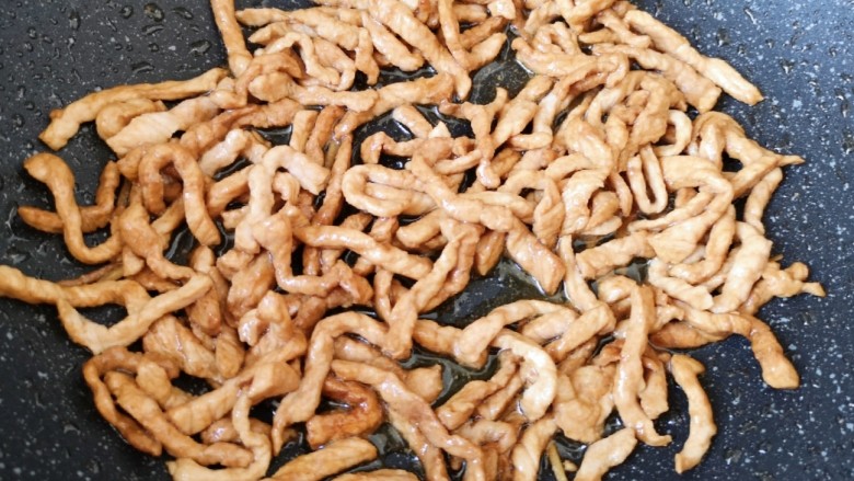 胡萝卜炒肉丝,炒锅内倒适量的食用油烧热,下入肉丝炒熟,盛出备用。