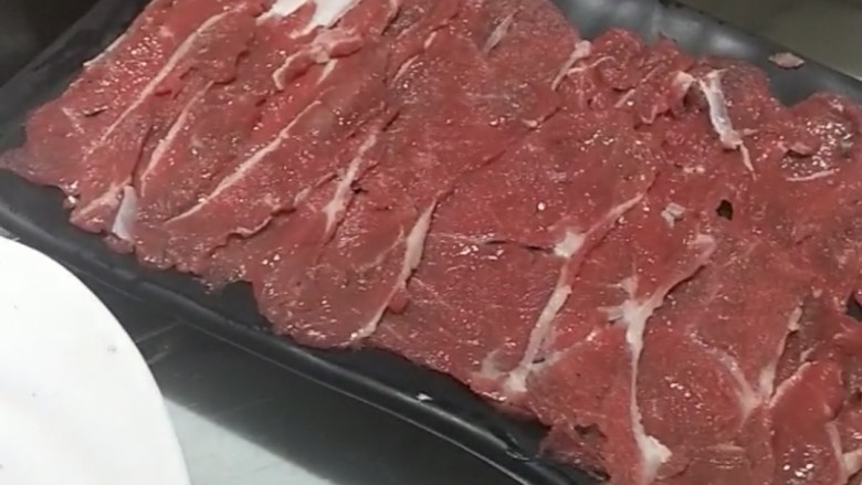 玉米椰子炖鸡火锅,这种锅最适合涮新鲜的牛肉，主要有嫩肉，三花趾，五花趾，脖仁，吊龙伴，吊龙肥胼，胸口朥，上脑
其中我个人最喜欢胸口朥和上脑，我在河北，人们不兴吃这些所以很难买到，大家可以考虑网购或者到大一些的菜市场找，新鲜的最好，这种火锅吃的就是一个食材的鲜