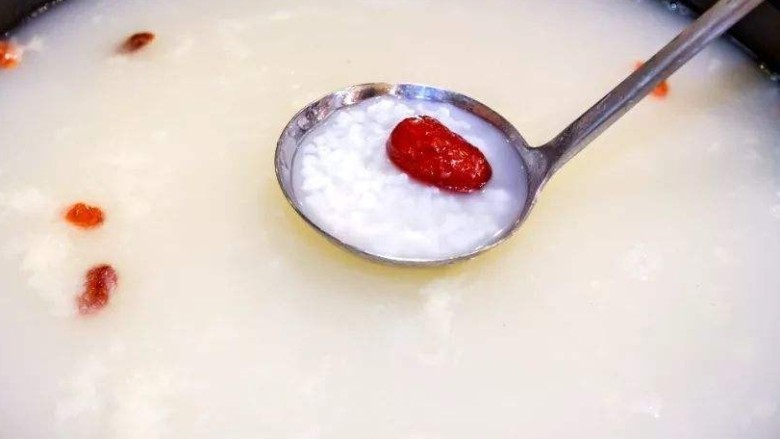 玉米椰子炖鸡火锅,吃到最后将提前一小时泡好的香米倒入锅内,煮成浓粥,喝下去真的是浑身舒坦,小可爱们做起来呀