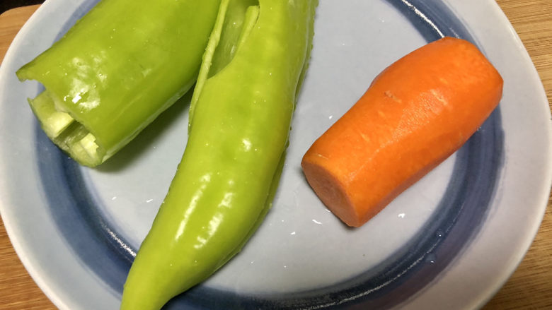 腐竹炒木耳,胡萝卜削皮,青椒去蒂去籽洗净