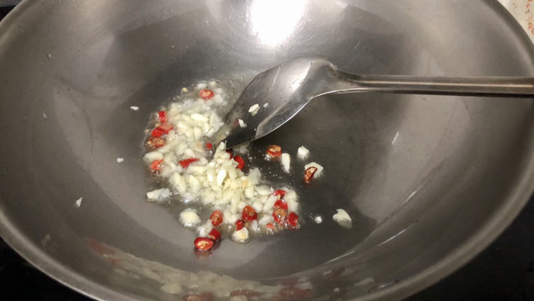 腐竹炒木耳,热锅冷油,下蒜末小米辣小火煸香