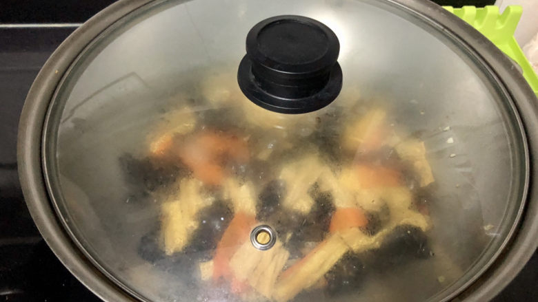 腐竹炒木耳,煮开,中小火炖煮2分钟