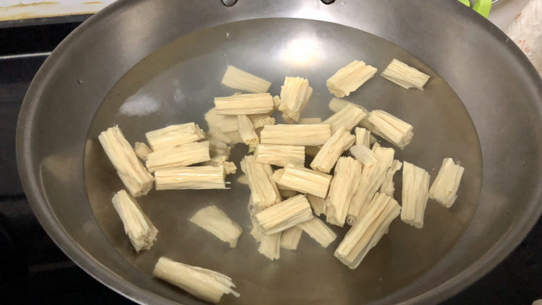 腐竹炒木耳,坐锅烧水,水开下腐竹,煮两分钟