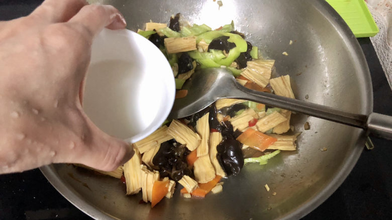 腐竹炒木耳,转大火,淋两汤匙水淀粉,翻炒收汁