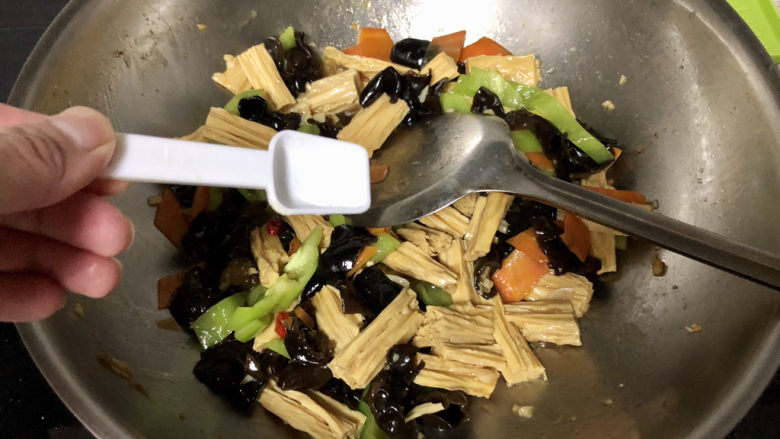 腐竹炒木耳,最后尝下咸淡,根据个人口味添加少许盐翻炒均匀出锅